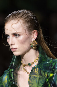 Versace+Spring+2020+Details+EiQaD-I_f83x.jpg