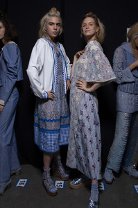 1095973232_AnnaSuiSpring2020BackstageolcoH5V4e4xx(1).thumb.jpg.ebfd04c7f8d658c88bf7b3212b5fd2b4.jpg