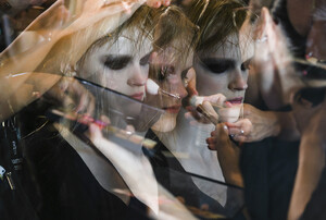 1099665234_R13BackstageSeptember2019NewYorkFashionKVq9d-cudv0x.thumb.jpg.6ec656a7ddea5ee8ab8b538cef5e639b.jpg