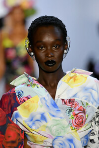 1117456720_PrabalGurungRunwaySeptember2019NewYorkaDog8NcipNpx.thumb.jpg.ea1dd134583e16227be9bc4bd722082e.jpg