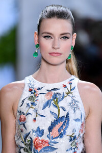 1118331786_DennisBassoRunwaySeptember2019NewYork1CfN2Az6ZQTx.thumb.jpg.e9d360dc94f3a0d38a2d5fd764379577.jpg
