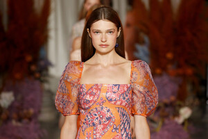 1131771635_StaudRunwaySeptember2019NewYorkFashionvo2-JjrSQoix.thumb.jpg.3b2c21bcc238c035478021a109add5b5.jpg
