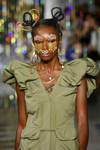 1131811741_AreaRunwaySeptember2019NewYorkFashionGjVyqzj32kwx.thumb.jpg.6d94e1318a469b7a295ef2bb3855c7b1.jpg