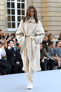 Liya+Kebede+Le+Defile+L+Oreal+Paris+Runway+Be_Mvfiv00sx.jpg