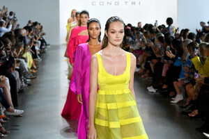 1134237931_CongTriRunwaySeptember2019NewYorkFashionlQ4wpxNO5Gmx.thumb.jpg.7fe30b921a09a6e55c0f2e942c51c526.jpg