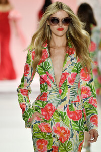 1135935269_BadgleyMischkaRunwaySeptember2019NewXVV8RLay-cyx.thumb.jpg.ea252e8fee167bb271ac165b4df559e0.jpg