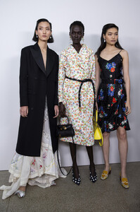 1139163859_ToryBurchSpring2020BackstageLKjIB0t9JZpx.thumb.jpg.47ab96dafdf3e3ffd299fc02ce66bd55.jpg