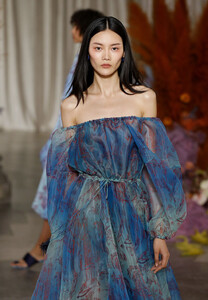 1153582501_StaudRunwaySeptember2019NewYorkFashionakR0cOtpgMEx.thumb.jpg.6c9e6fece4239b233d30a51eaadfa84d.jpg