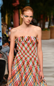 1157497311_OscardelaRentaRunwaySeptember2019Newyw8Gl0Rk-g_x.thumb.jpg.2770fd5e7efeaa48e9e7134c7d5e851b.jpg