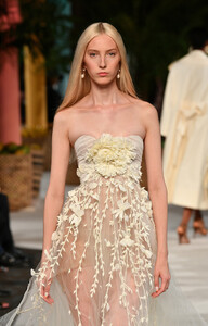 1157988039_OscardelaRentaRunwaySeptember2019NewEbg4QBEnYMmx.thumb.jpg.bf9fdd3226af5ac9f2b9aa0f739e2b2c.jpg