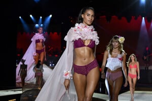 Cindy+Bruna+Etam+Runway+Paris+Fashion+Week+YC8EdM-tZArx.jpg