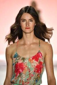 1159510840_BadgleyMischkaRunwaySeptember2019NewtiG4pjKsxPqx.thumb.jpg.ba7f9f35618579981955baa931139c6f.jpg