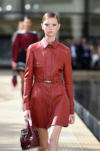 1167124631_LongchampSS20RunwayShowAccessoriesDetailsrhu-g7tGvM6x.thumb.jpg.92047e9356439a9c36a23c15a029e02c.jpg