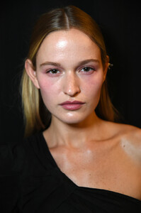 1171749671_StaudBackstageSeptember2019NewYorkFashionLHgh2jNYyfLx.thumb.jpg.ecbefb340949711aaccedfc02b531390.jpg