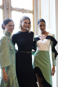 Cindy+Bruna+Christian+Siriano+Backstage+Paris+KkzLQodFXsRx.jpg