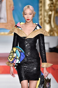 Soo+Joo+Park+Moschino+Runway+Milan+Fashion+C2tPAixlbG7x.jpg