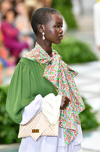 118736502_ToryBurchNYFWSS20RunwayrqJI46pWUUFx.thumb.jpg.8da27be76c022d2dfd5931ebf2122020.jpg