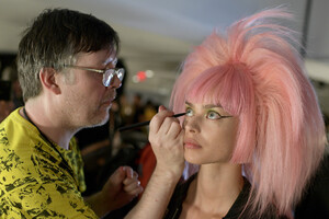 1190951986_JeremyScottBackstageSeptember2019NewJE6G0x9s_zEx.thumb.jpg.a21432ff0c4a22499956b4e08b5a5c24.jpg