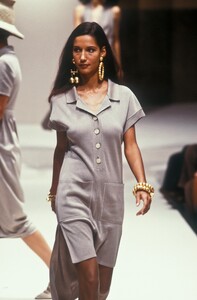 1196584018_Fendi1990WomenRTW46.thumb.jpg.c4f130a6c2ada0d8307a18879e34cebb.jpg