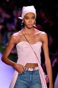 1198805033_BrandonMaxwellRunwaySeptember2019Newav9c7jzsylcx.thumb.jpg.b20004bef29fb1749533f991adc822cc.jpg