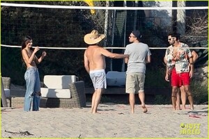 leonardo-dicaprio-beach-volleyball-camila-morrone-friends-46 - Copy.jpg