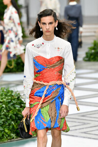 1203710886_ToryBurchNYFWSS20RunwayL2fSjVtlavAx.thumb.jpg.8a9bb0984c6afc759b1fd6aee80f961a.jpg