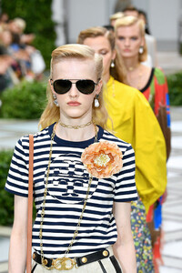 1204499156_ToryBurchNYFWSS20RunwayuT5ocAH4L4Xx.thumb.jpg.d5eccb59f6ad67f15922f318f5cf4757.jpg