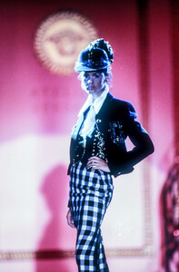 1204636483_GianniVersace1992HauteCouture19.thumb.jpg.a6f430eed2c203dd8712ff97cd93efdb.jpg