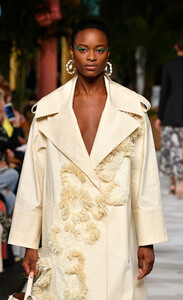 1204979315_OscardelaRentaRunwaySeptember2019NewR0ri70qMFG_x.thumb.jpg.667f2ec0d5d17b27a86e038e305c84b6.jpg