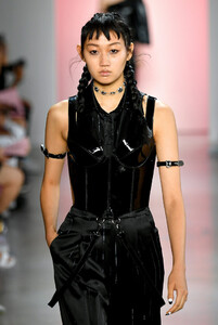 1206665815_LovePrettyRunwaySeptember2019NewYorkGu0v19O17Uhx.thumb.jpg.2e44c0a1be7d18654862527626dd46ac.jpg