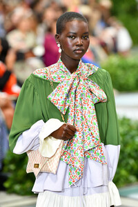 1209466283_ToryBurchNYFWSS20Runwayw0Q16QlUaQWx.thumb.jpg.1a0ccb43a53920f1ee4dc511e26f25d0.jpg