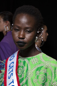 1210801201_PrabalGurungSpring2020BackstageClmkrnWrZ5-x.thumb.jpg.2e31ff2f4d074d4a2484b2f5f33f70aa.jpg