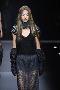 1214725573_VeraWangRunwaySeptember2019NewYorkFashionc-qUd8HkBB_x.thumb.jpg.92dde88df24c11477def0502fecc760c.jpg