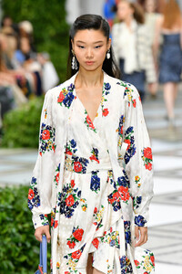 1216975276_ToryBurchNYFWSS20RunwayIysGiKNp42ax.thumb.jpg.ae2f431b88dc5d6ae8e9e7cca3e6fde7.jpg