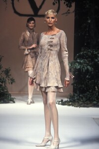 1221372698_Valentino1994HauteCouture22.thumb.jpg.6f517b59cf1a92ca9f53c68aeb7d4a8a.jpg