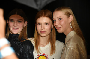 1224640027_StaudBackstageSeptember2019NewYorkFashionV8ldoMitH09x(1).thumb.jpg.43a5a9f948e82e97fa9a99113382a563.jpg