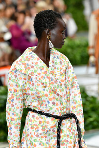 1224739890_ToryBurchNYFWSS20Runwayf9oZEpX-Ustx.thumb.jpg.6c88eb40d473d690ef51fafd8c0e52d2.jpg