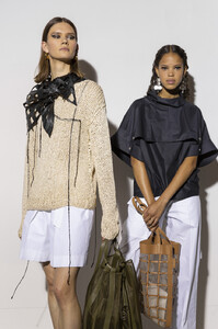 122518568_3.1PhillipLimSpring2020Backstage166yHyYuFJKx(1).thumb.jpg.d52b0ac4e509620d9a7d337cda12b894.jpg