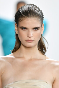 1233403544_CongTriRunwaySeptember2019NewYorkFashionuYZAtQkbZWKx.thumb.jpg.568a9a226ec34c637f33d200971bd722.jpg