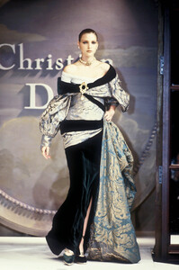 1233921292_ChristianDior1993HauteCouture158.thumb.jpg.f9cfddabb4b548e4fb889a1b7d3d732b.jpg