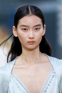 1243722621_JonathanSimkhaiRunwaySeptember2019NewRc8Sg382Habx.thumb.jpg.f91f388a83d29f7de8ddaccb284a9932.jpg