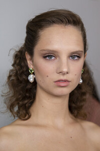 1246576696_ToryBurchSpring2020BackstageZIySuMqiFoGx.thumb.jpg.f405a9a346b8c7b5511ddb15ef15fba7.jpg