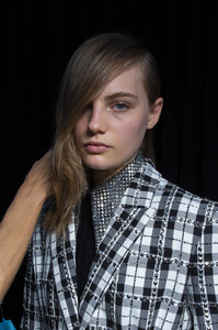1247462645_MichaelKorsSpring2020BackstageWKWnXvcP3r4x.thumb.jpg.2c408a5b24348984db6901fad1700025.jpg