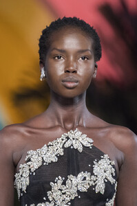 1247705819_OscardelaRentaSpring2020Details9mfxyZ-mmwpx.thumb.jpg.3a38bd51e31404f960f972f5a3d626f5.jpg