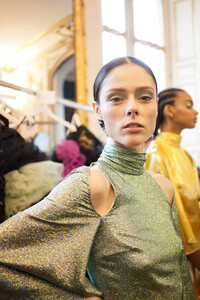 Coco+Rocha+Christian+Siriano+Backstage+Paris+oIku1KhhF7Tx.jpg