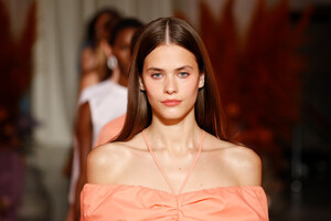 1250919189_StaudRunwaySeptember2019NewYorkFashionQ74kKAHx8qqx.thumb.jpg.2fa62e86663b495894bb155d670684d4.jpg