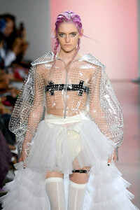 1266027181_LovePrettyRunwaySeptember2019NewYorkSqY_9LQcrUux.thumb.jpg.0dfbf0d7b1a7c789906dd564a4630fd7.jpg