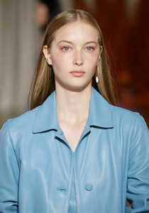 1267372495_StaudRunwaySeptember2019NewYorkFashioncp5DKzhiF5Zx.thumb.jpg.38fcbb7cd11b8645720929d8568fc711.jpg