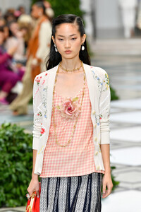 1268748347_ToryBurchNYFWSS20RunwayQVPLJIw4LTZx.thumb.jpg.71238c0d61e9d0c3df1959fc6ab5f513.jpg