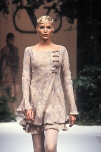 1270570349_Valentino1994HauteCouture23.thumb.jpg.8bdee60b8769d191ac29cc6e8284d4aa.jpg